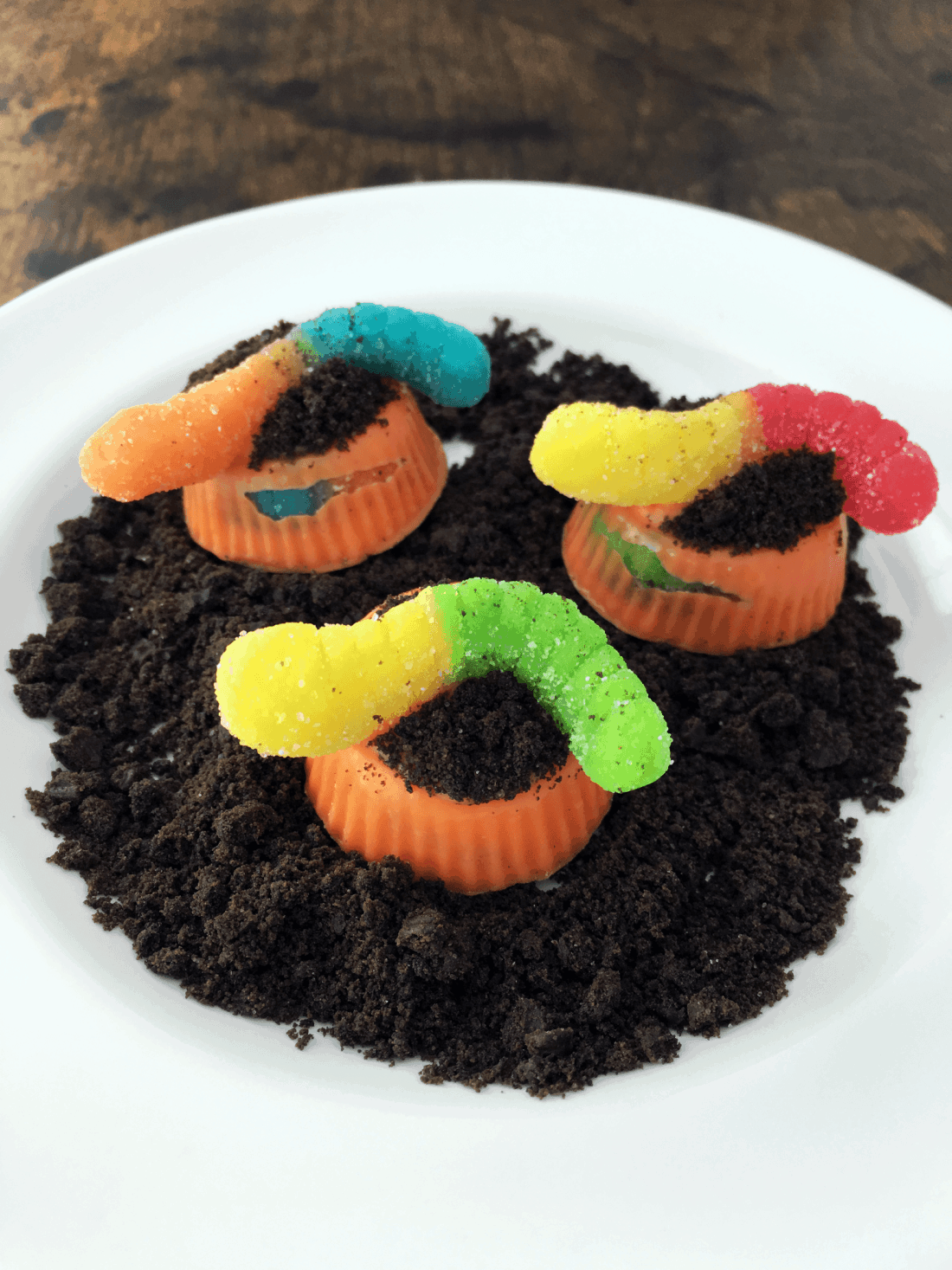 Make These Easy And Cute “worms In Dirt” Candy Treats!