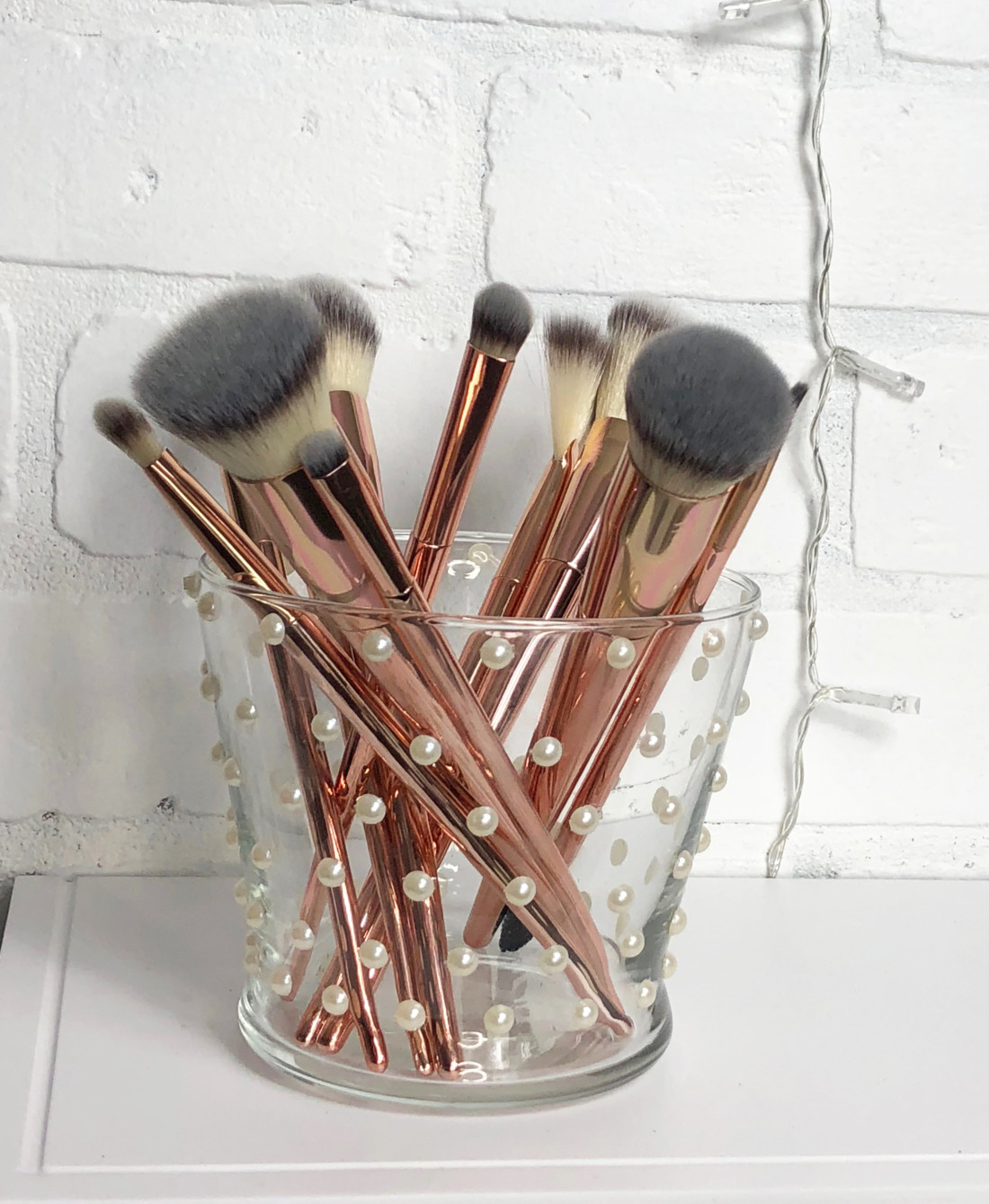 Diy – Pearl Buttons Makeup Brush Holder